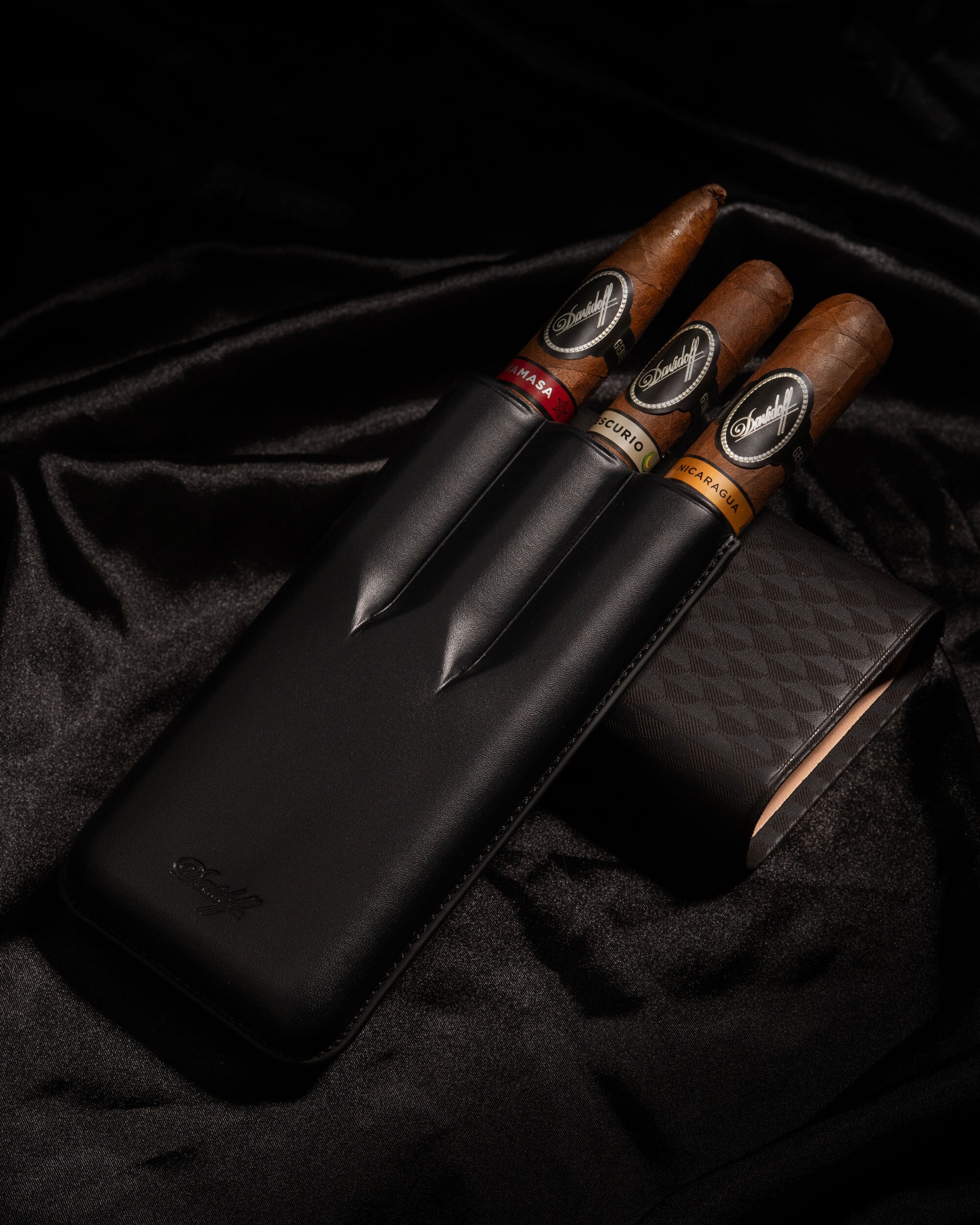 Davidoff Cigar Case Curing (XL-3 / Black Leather) + 3 Cigars