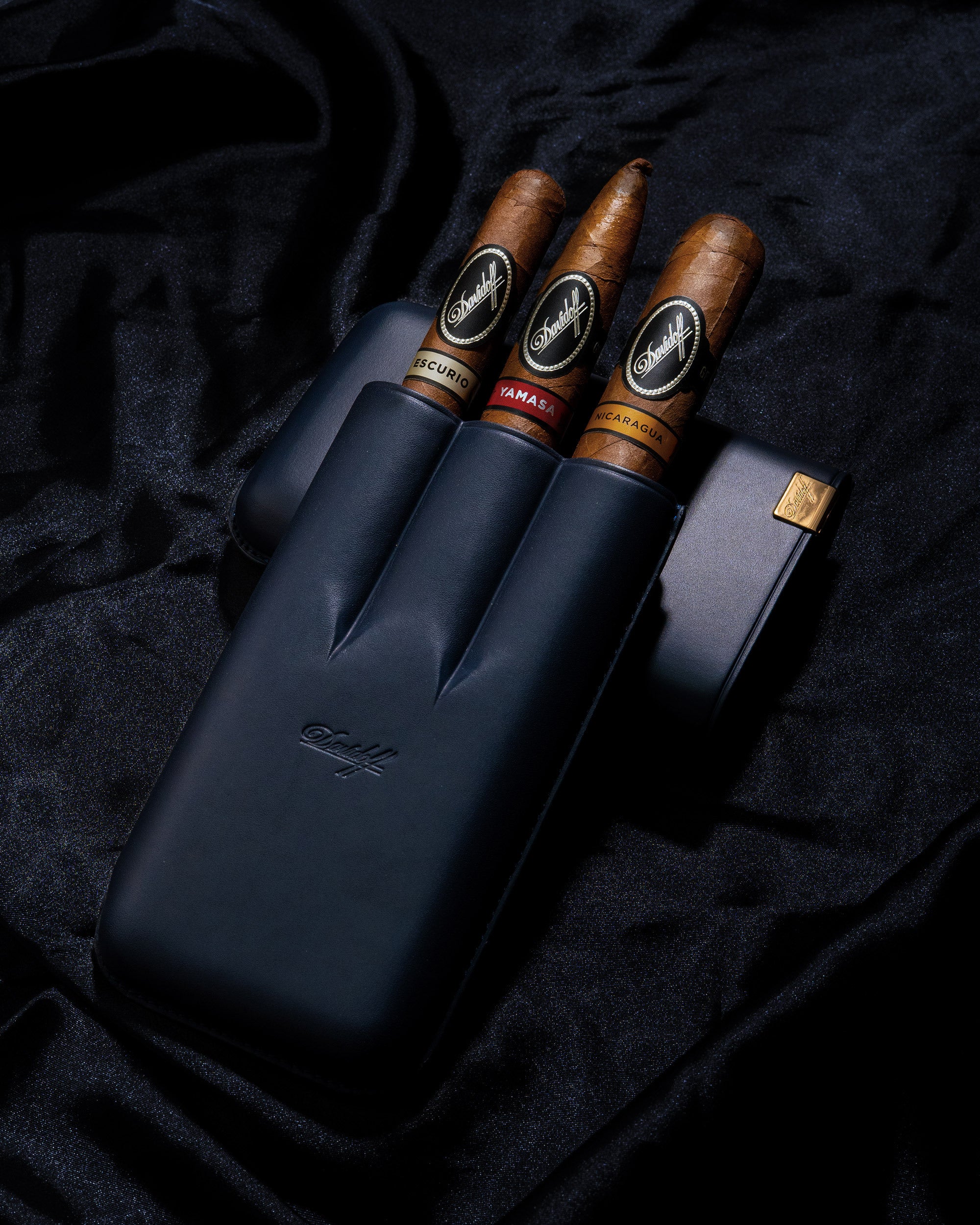 Davidoff Iconic Cigar Case (XL-3/Leather Blue-Gold) + 3 Cigars