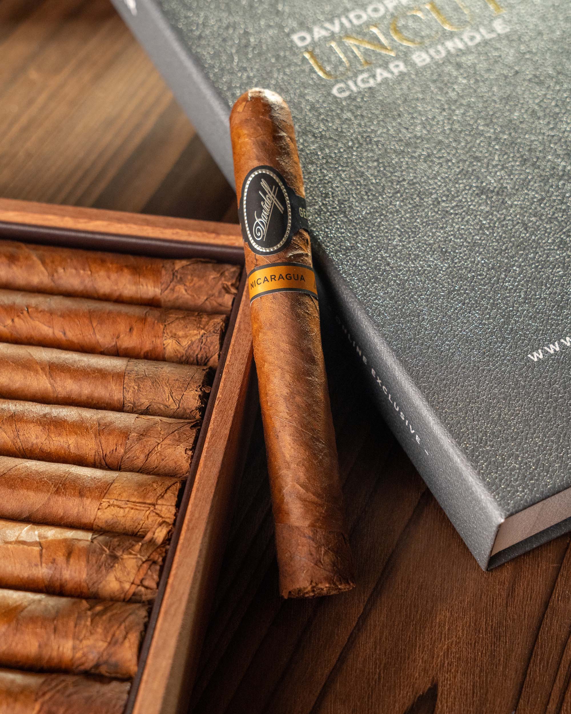 Davidoff Nicaragua Robusto Cigar Bundle (Uncut)